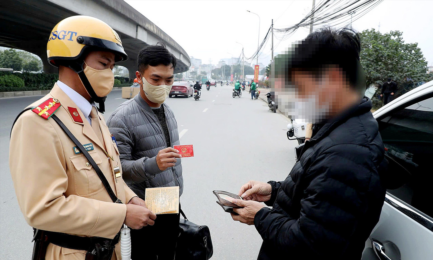 CSGT Hà Nội xử lý tài xế xe ghép vi phạm. (Ảnh: Báo Công an Nhân dân)