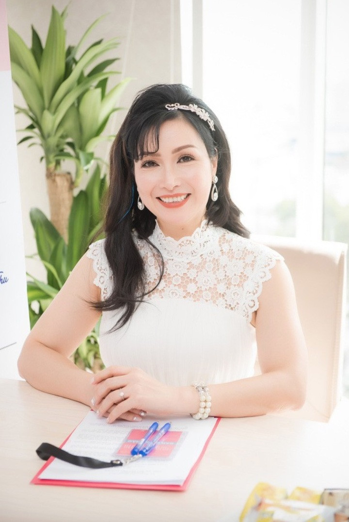 Hoa hậu Việt Nam đầu tiên: Cao dưới 1m60, nhận thưởng xe đạp 4 chỉ vàng插图3 Hoa hậu Bùi Bích Phương ở hiện tại vẫn giữ được vẻ đẹp mặn mà, phong thái thanh lịch.