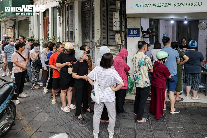 Ghi nhận của phóng viên Báo Điện Tử VTC News, từ sáng sớm 19/4 (tức mùng 3/3 âm lịch), đông đảo khách tập trung trước một cửa hàng chè nổi tiếng trên phố Ngô Thì Nhậm (phường Hai Bà Trưng), xếp hàng chờ mua bánh trôi, bánh chay.