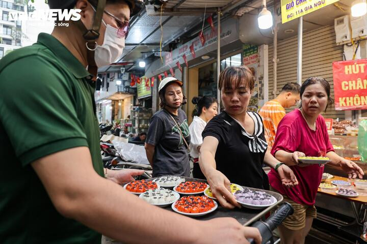 Để tạo ra sản phẩm có màu sắc bắt mắt, hình dáng sắc nét, người làm bánh phải thực hiện nhiều công đoạn thủ công hơn so với cách làm truyền thống. Từ khâu chọn nguyên liệu, sơ chế hoa lá, ép màu đến ngâm gạo, xay bột, nặn bánh… đều đòi hỏi sự tỉ mỉ và kinh nghiệm. Màu sắc được tạo hoàn toàn từ nguyên liệu tự nhiên như gấc, hoa đậu biếc, lá nếp…, bảo đảm an toàn cho sức khỏe. Chủ cửa hàng cho biết, quy trình thủ công khiến thời gian chế biến kéo dài hơn, song bù lại, sản phẩm đạt chất lượng và tính thẩm mỹ cao, được khách hàng ưa chuộng.
