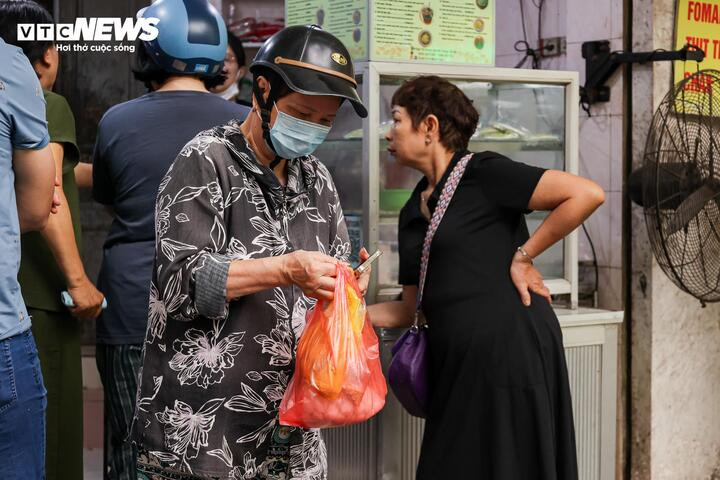 Một khách hàng nói sẵn sàng xếp hàng cả tiếng đồng hồ để chọn bánh ngon về thắp hương. Theo người này, cửa hàng có tiếng với hương vị đặc trưng nên năm nào cũng thu hút đông khách.