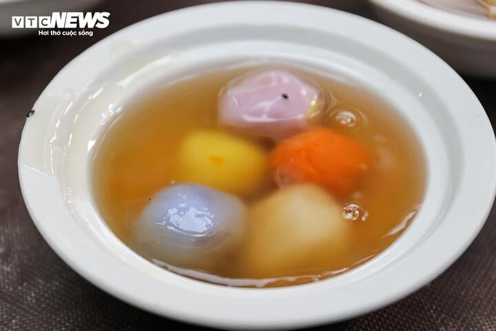 Người Hà Nội xếp hàng cả tiếng chờ mua bánh trôi, bánh chay dịp Tết Hàn thực - 18