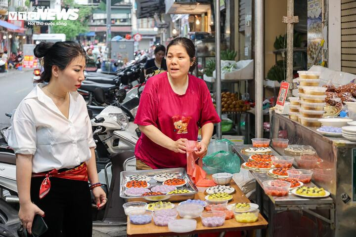 Năm nay, các loại bánh trôi, bánh chay ngũ sắc được nhiều người ưa chuộng nhờ màu sắc đa dạng, bắt mắt.