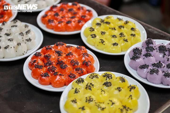 Người Hà Nội xếp hàng cả tiếng chờ mua bánh trôi, bánh chay dịp Tết Hàn thực - 17