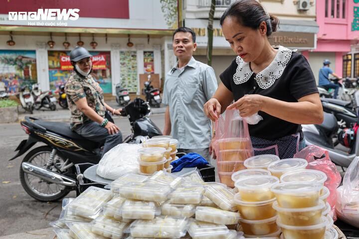 Cách đó không xa, một quầy hàng nhỏ bày bán bánh trôi, bánh chay kèm bột cũng thu hút nhiều người. Chủ quầy cho biết, do Tết Hàn thực năm nay vào cuối tuần, nhiều người có xu hướng sắm lễ muộn, dự báo lượng khách sẽ tăng mạnh vào thời điểm trưa.