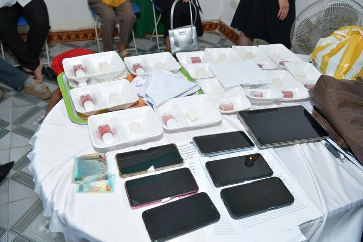 Nhiều tang vật, tài liệu liên quan đến hoạt động trong hội nhóm “Hội thánh của Đức Chúa Trời Mẹ” tại Quảng Trị. (Ảnh: CA)