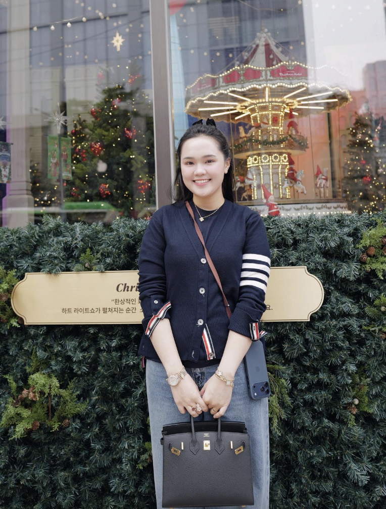 Bà xã Duy Mạnh gây chú ý với dây chuyền 300 triệu đồng đi cổ vũ chồng - Ảnh 9.