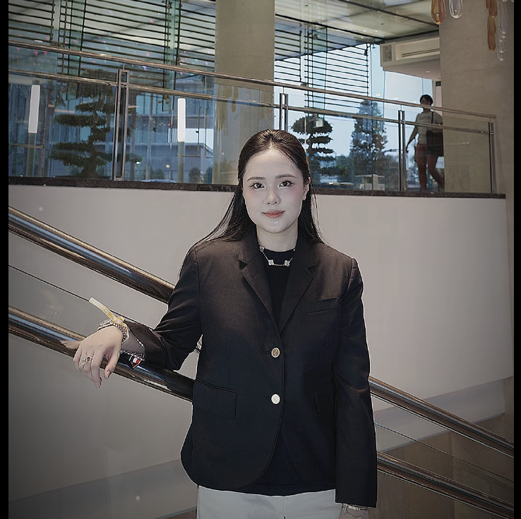 Bà xã Duy Mạnh gây chú ý với dây chuyền 300 triệu đồng đi cổ vũ chồng - Ảnh 6.