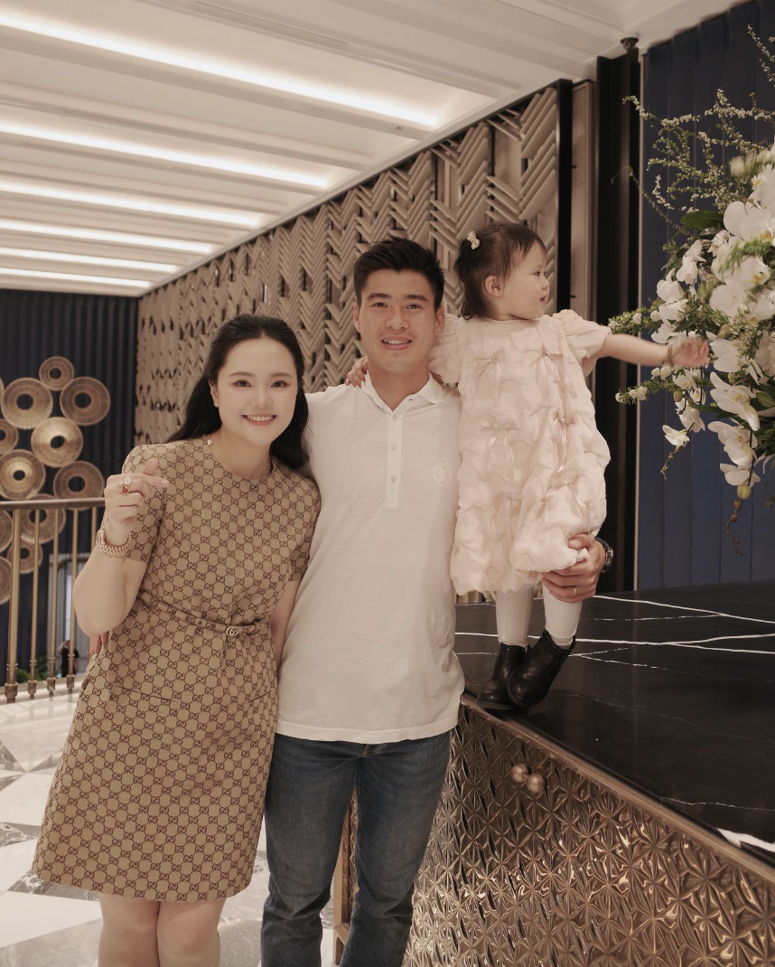 Bà xã Duy Mạnh gây chú ý với dây chuyền 300 triệu đồng đi cổ vũ chồng - Ảnh 8.