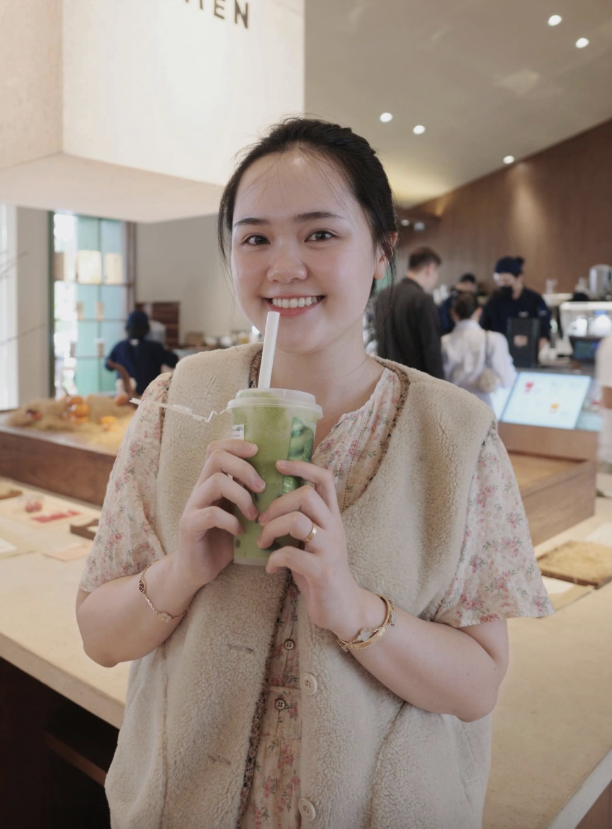 Bà xã Duy Mạnh gây chú ý với dây chuyền 300 triệu đồng đi cổ vũ chồng - Ảnh 7.