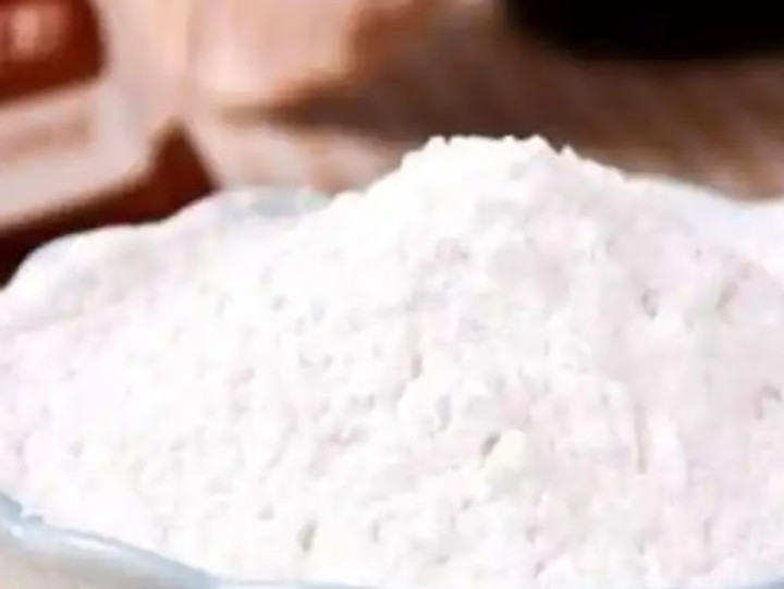 Phân chim được phơi khô, khử trùng và nghiền thành bột mịn màu trắng trước khi được sử dụng làm mặt nạ hoặc sữa rửa mặt. (Ảnh: Baijiahao Baidu)