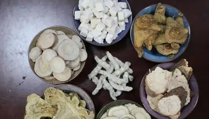 Các phương pháp điều trị bằng thảo dược được sử dụng rộng rãi trong chăm sóc da nhờ đặc tính chống viêm, chống oxy hóa và sát trùng tự nhiên, mang đến những lựa chọn an toàn hơn so với các sản phẩm tổng hợp. (Ảnh: Baijiahao Baidu)