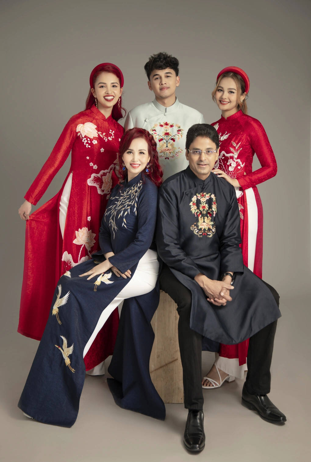 Hoa hậu Diệu Hoa, chồng doanh nhân Ấn Độ và các con.