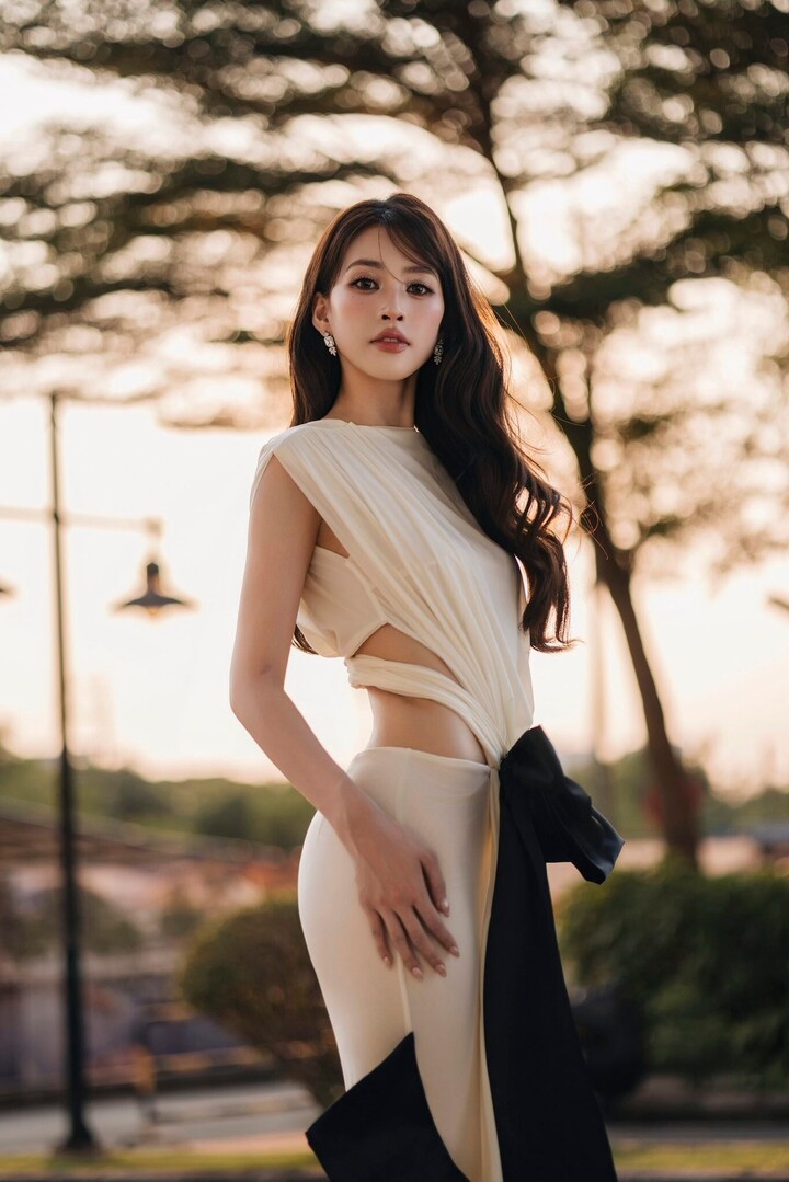 Ở tuổi 26, Tiểu Vy có cuộc sống sung túc, giàu có và hiện là trụ cột kinh tế của gia đình. Nhiều năm qua, công việc ổn định giúp người đẹp có nguồn thu nhập tốt, đủ lo cho bố mẹ và em trai. Cuối năm 2023, cô mua nhà cho bố mẹ ở quê, giúp gia đình có cuộc sống thoải mái, sung túc hơn.