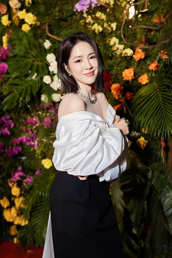 Ở tuổi 41, Lê Phương có hôn nhân viên mãn và sự nghiệp thành công. Cô và ông xã Trung Kiên trải qua 10 năm gắn bó, đồng hành. Sắc vóc của Lê Phương được khen ngày càng mặn mà, phong cách thời trang thanh lịch.