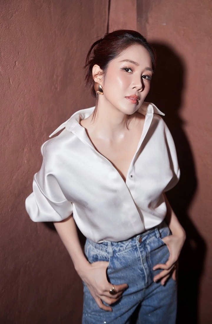 Năm 2012, cô có giải thưởng HTV đầu tiên trong sự nghiệp ở hạng mục