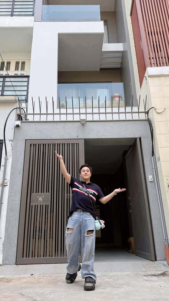 Đầu năm 2025, Trung Quân khoe món quà tự thưởng cho bản thân sau một năm làm việc chăm chỉ. (Ảnh: FBNV)