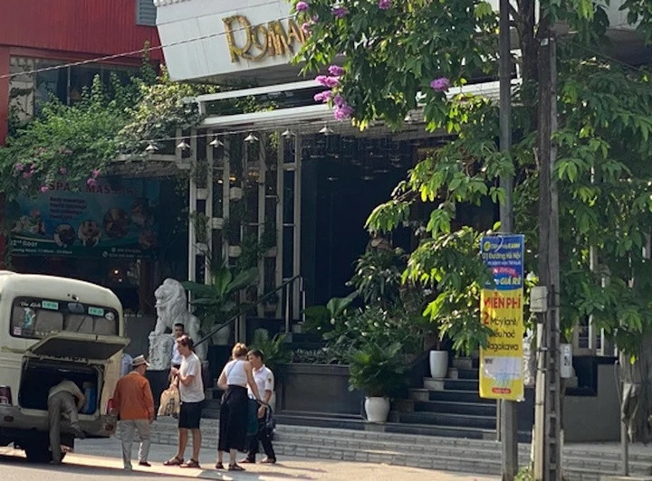 Toàn bộ du khách đang lưu trú tại khách sạn Romance được tổ chức di chuyển, bố trí lưu trú thay thế tại các khách sạn lân cận với điều kiện tương đương hoặc tốt hơn. (Ảnh: ND)