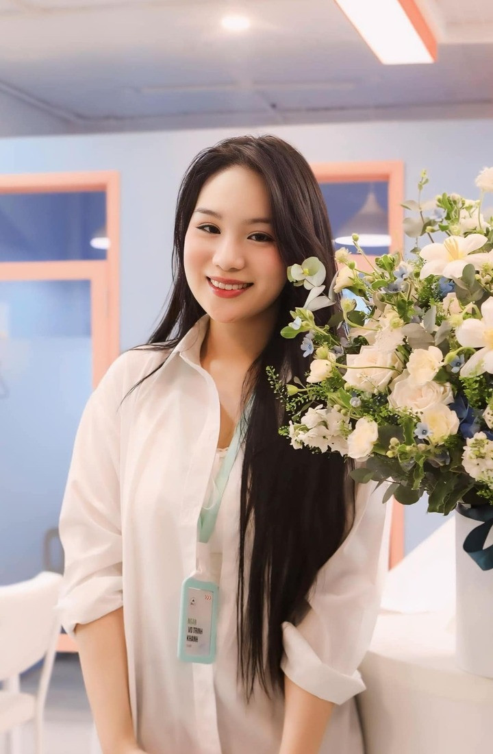 Khánh Ngân cũng thừa hưởng nhiều nét đẹp của mẹ cùng chiều cao ấn tượng 1m72. Về gu ăn mặc, Khánh Ngân không quá điệu đà hay theo xu hướng giới trẻ. Con gái lớn nhà Trịnh Kim Chi khá giản dị, kín đáo và mang diện mạo dễ thu hút thiện cảm.