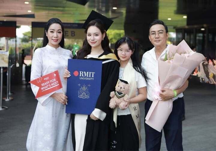 Mới đây, NSND Trịnh Kim Chi chia sẻ khoảnh khắc con gái Võ Trịnh Khánh Ngân tốt nghiệp đại học. Với nữ nghệ sĩ, đây không chỉ là thành quả của nhiều năm nỗ lực mà còn là cột mốc trưởng thành đáng tự hào của con.