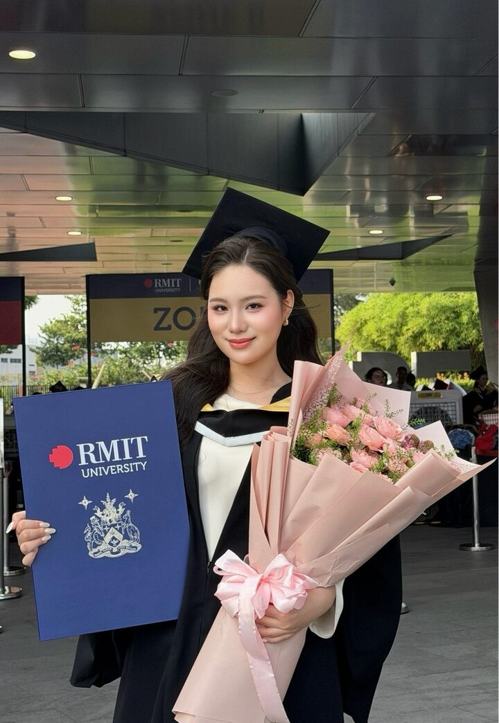 Trong ngày nhận bằng, Khánh Ngân thu hút sự chú ý với vẻ ngoài rạng rỡ. Sở hữu chiều cao khoảng 1,75m cùng gương mặt sáng, cô được nhiều người nhận xét có nhan sắc nổi bật như hoa hậu.