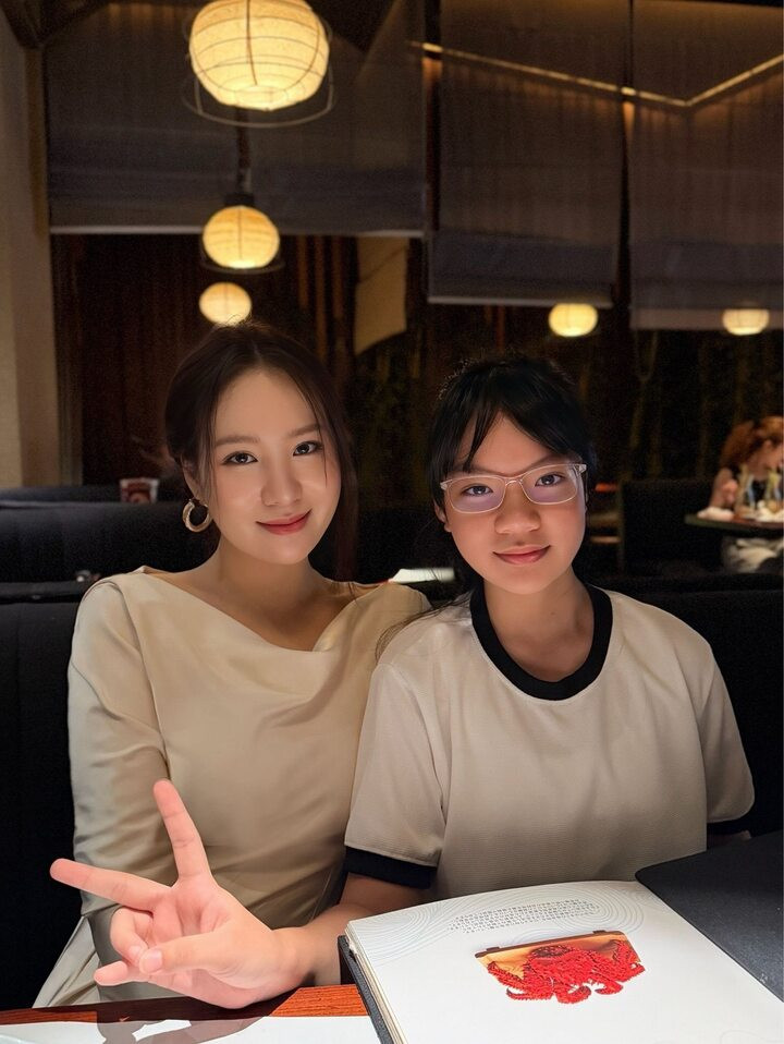 Khánh Ngân được nhận xét sống giản dị, không đua đòi. Trịnh Kim Chi cho biết, chị luôn dặn con không được ỷ lại mà phải nỗ lực bằng chính khả năng của mình.