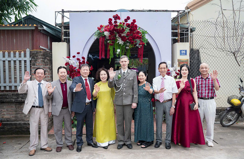 Đến Việt Nam giúp mẹ tìm lại học trò cũ, chàng trai Đức cưới được vợ như ý插图5 dam cuoi 4.jpg