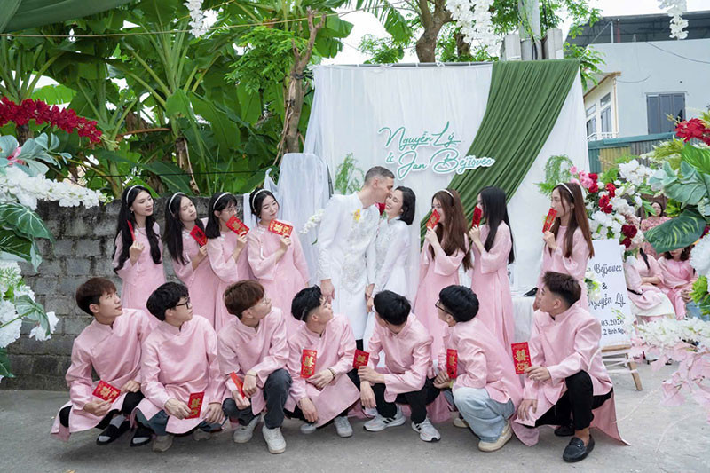 Đến Việt Nam giúp mẹ tìm lại học trò cũ, chàng trai Đức cưới được vợ như ý插图1 anh 3.jpg