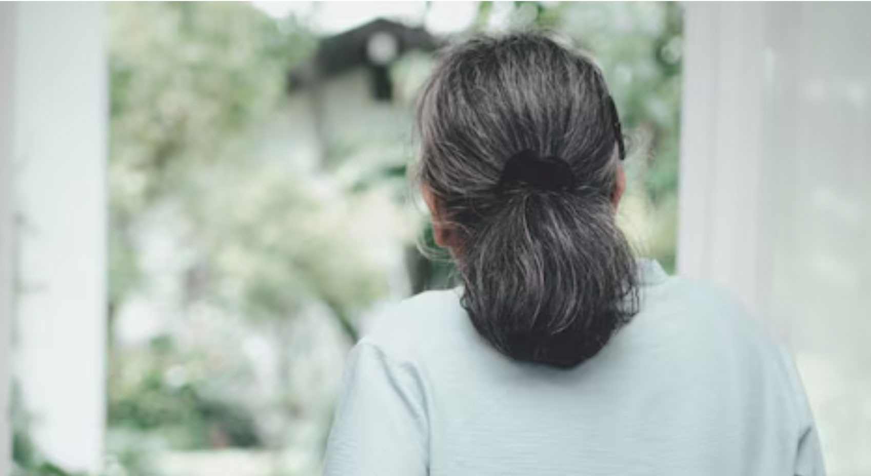 Tuổi già có tiền nhưng không bình yên: Cụ bà bật khóc khi 3 con tranh nhau đón về nuôi - Ảnh 1.