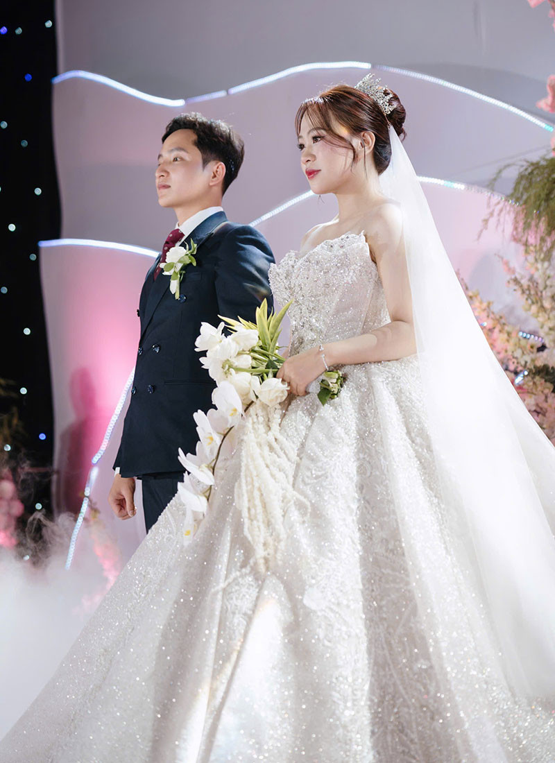 Cô dâu mồ côi bật khóc trong đám cưới khi nhận vàng, sổ đỏ từ ông bà nội插图1 anh 2.jpg