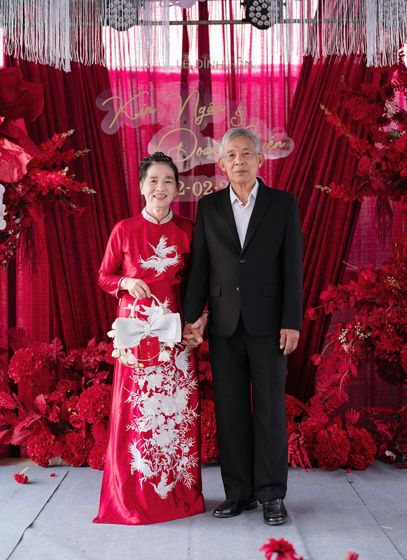 Cô dâu mồ côi bật khóc trong đám cưới khi nhận vàng, sổ đỏ từ ông bà nội插图 anh 1.jpg