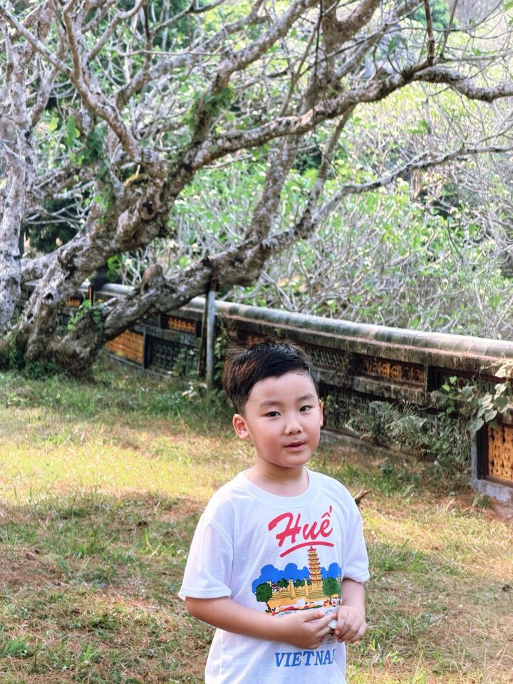 Cả hai đưa bé Bo đi du lịch sau thời gian bận rộn.