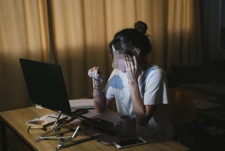 Nhiều người trẻ 'vắt kiệt sức' làm việc để