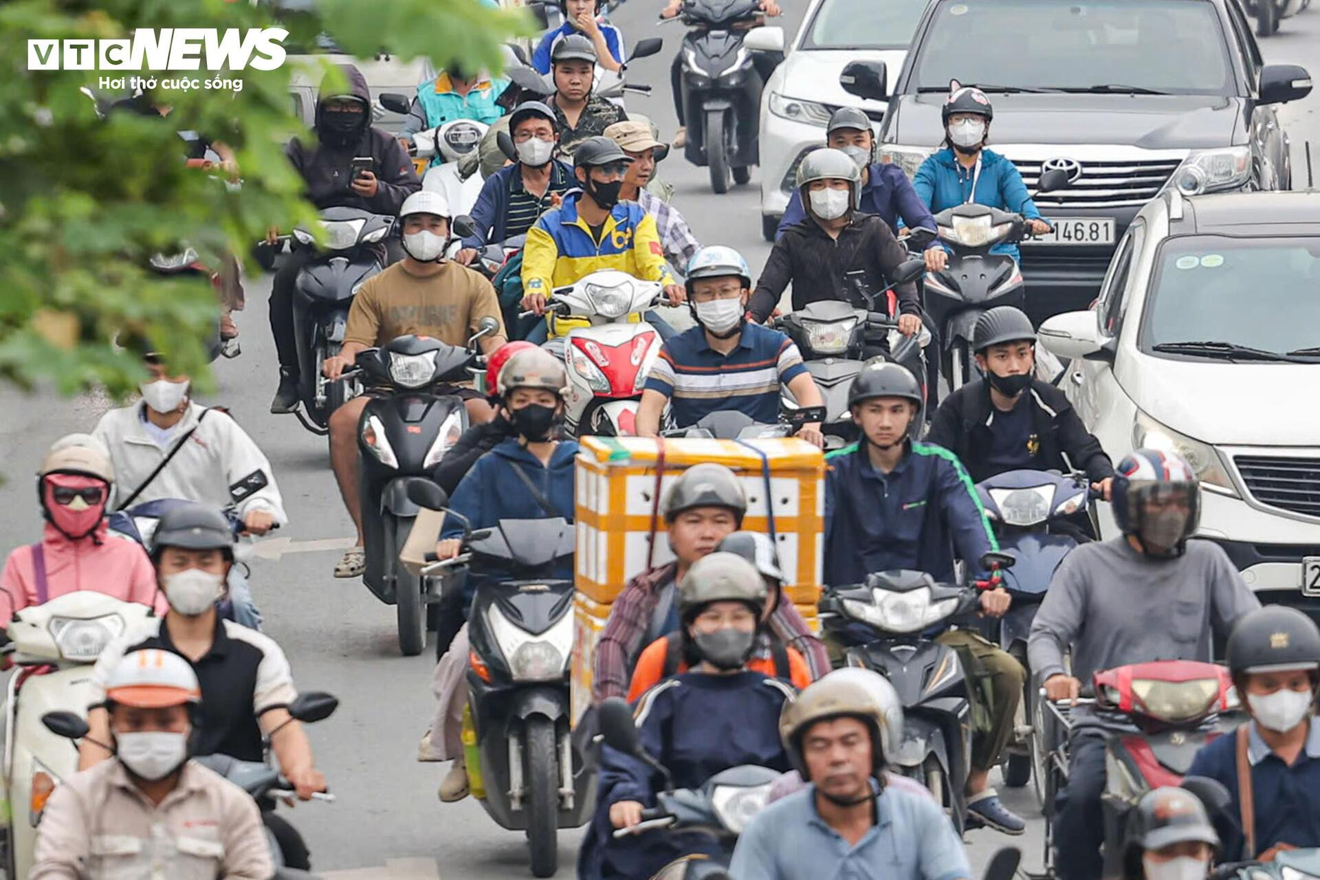 Người dân ùn ùn rời Hà Nội nghỉ lễ Giỗ Tổ, các trục cửa ngõ ùn ứ kéo dài - 19