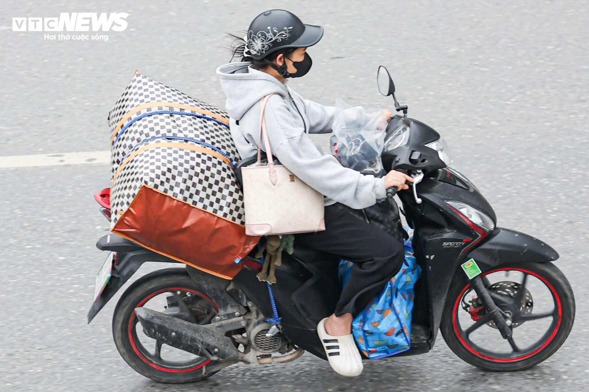 Người dân ùn ùn rời Hà Nội nghỉ lễ Giỗ Tổ, các trục cửa ngõ ùn ứ kéo dài - 18