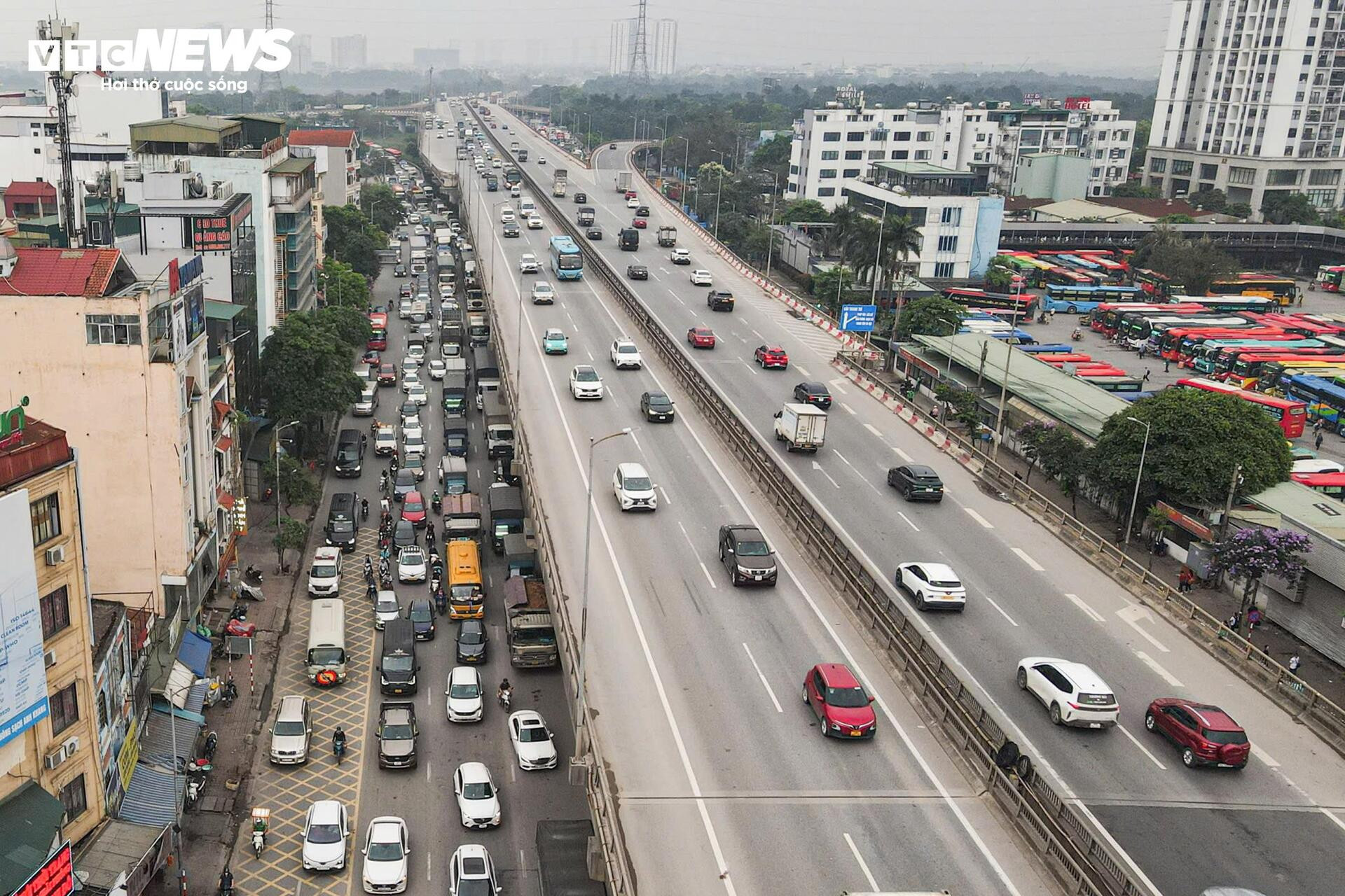 Người dân ùn ùn rời Hà Nội nghỉ lễ Giỗ Tổ, các trục cửa ngõ ùn ứ kéo dài - 20
