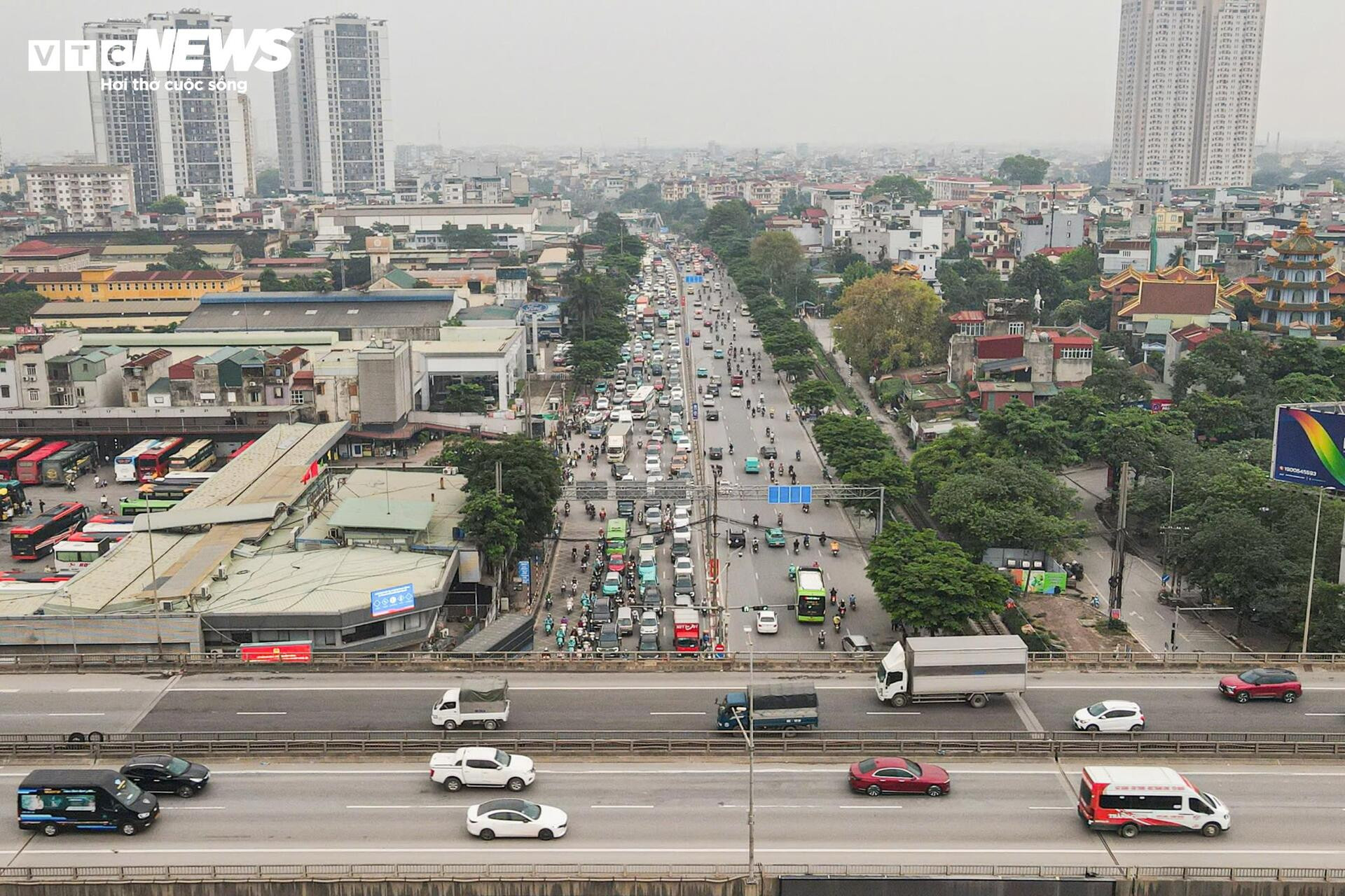 Người dân ùn ùn rời Hà Nội nghỉ lễ Giỗ Tổ, các trục cửa ngõ ùn ứ kéo dài - 1