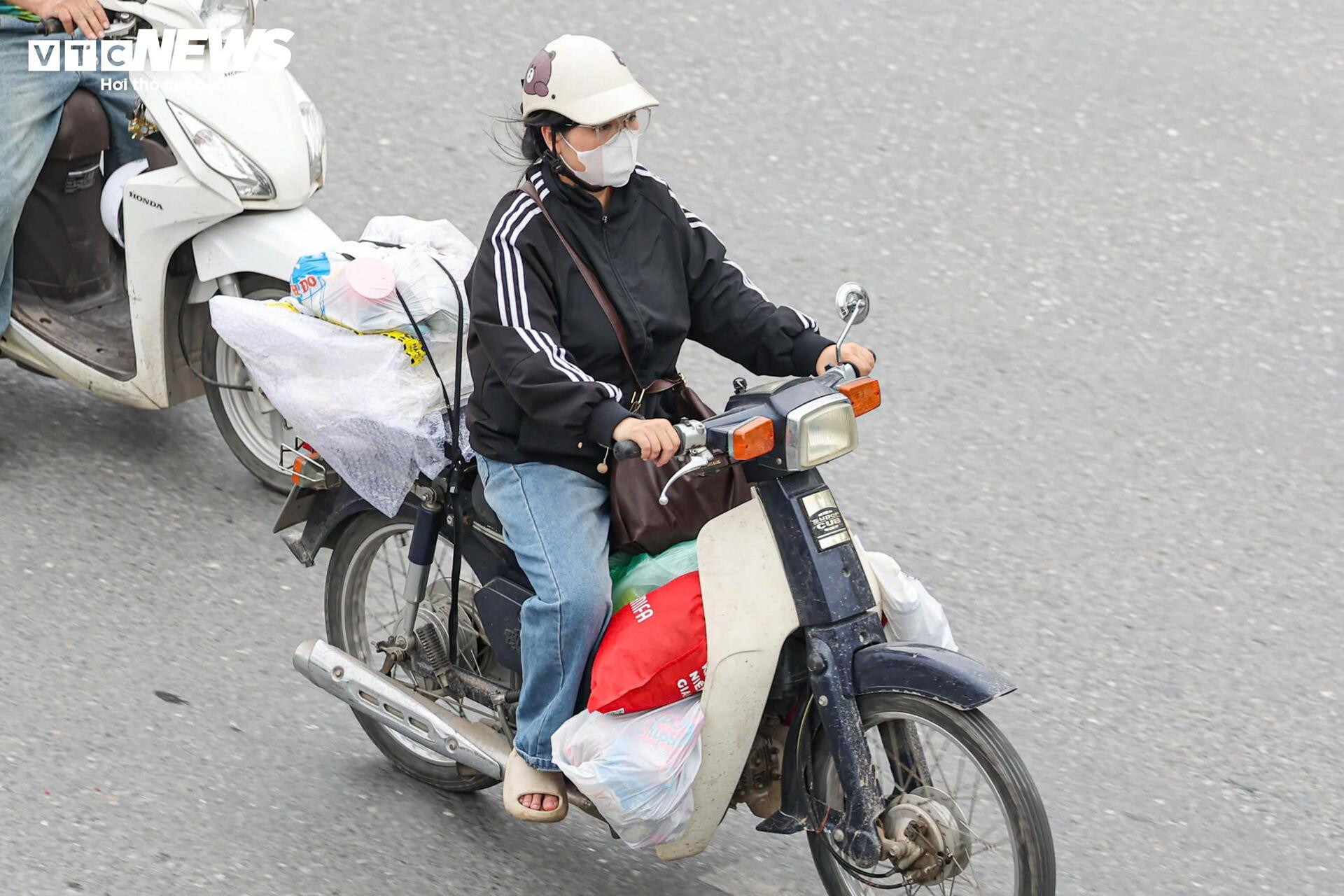 Người dân ùn ùn rời Hà Nội nghỉ lễ Giỗ Tổ, các trục cửa ngõ ùn ứ kéo dài - 17