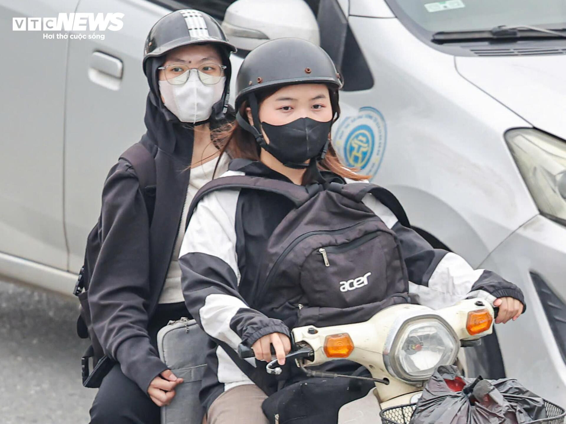 Người dân ùn ùn rời Hà Nội nghỉ lễ Giỗ Tổ, các trục cửa ngõ ùn ứ kéo dài - 15