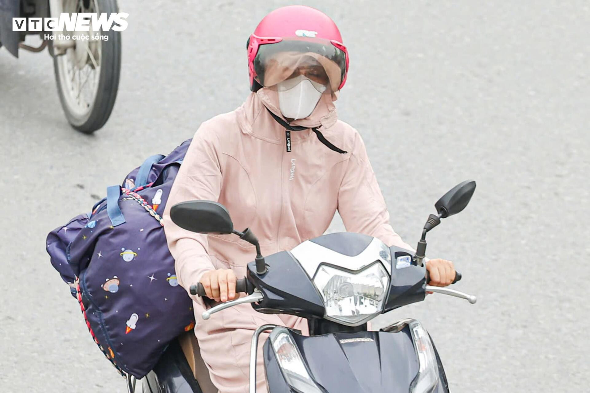 Người dân ùn ùn rời Hà Nội nghỉ lễ Giỗ Tổ, các trục cửa ngõ ùn ứ kéo dài - 16