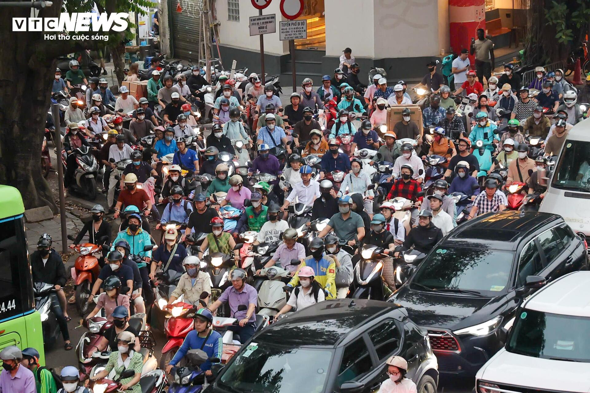 Người dân ùn ùn rời Hà Nội nghỉ lễ Giỗ Tổ, các trục cửa ngõ ùn ứ kéo dài - 4