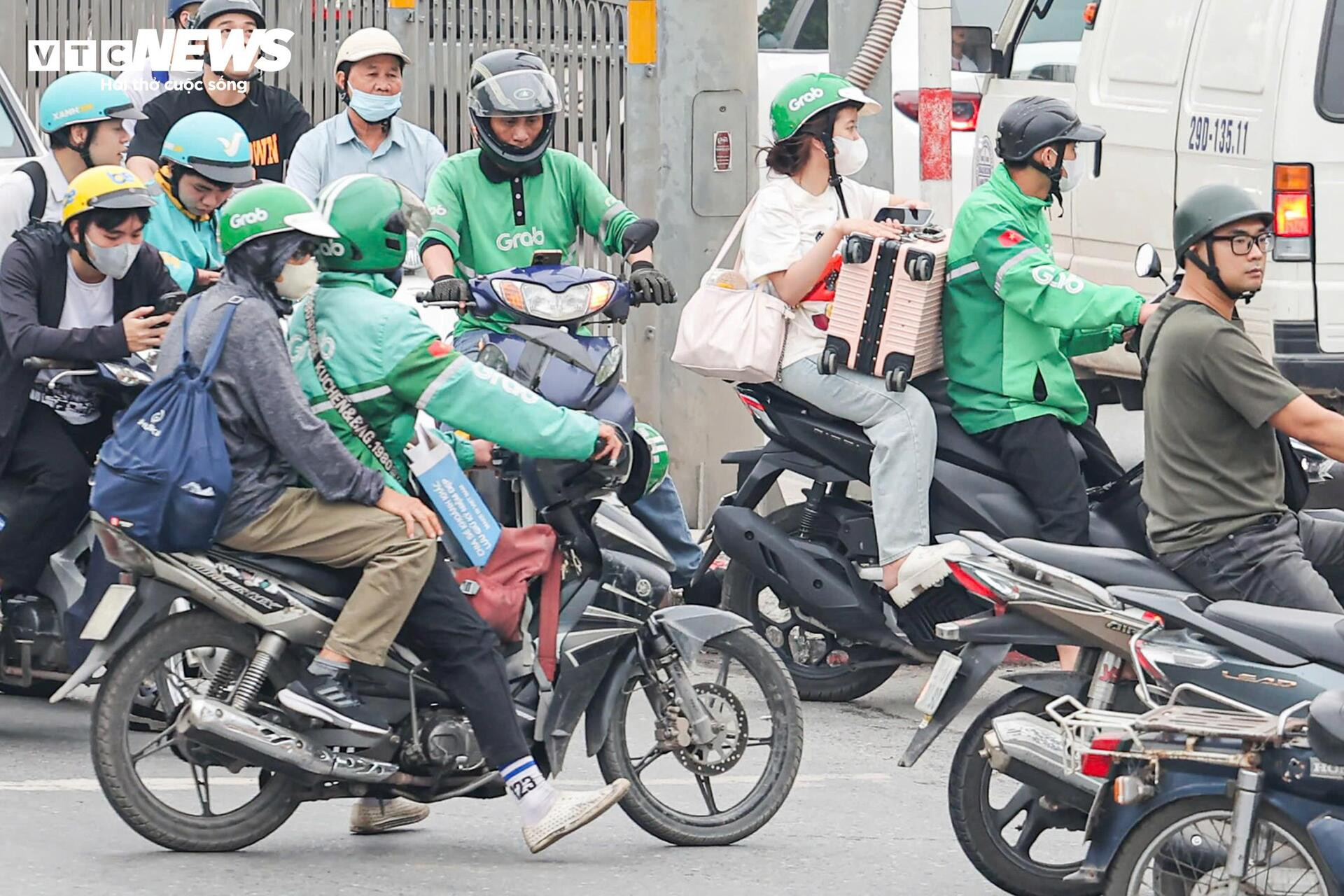 Người dân ùn ùn rời Hà Nội nghỉ lễ Giỗ Tổ, các trục cửa ngõ ùn ứ kéo dài - 5