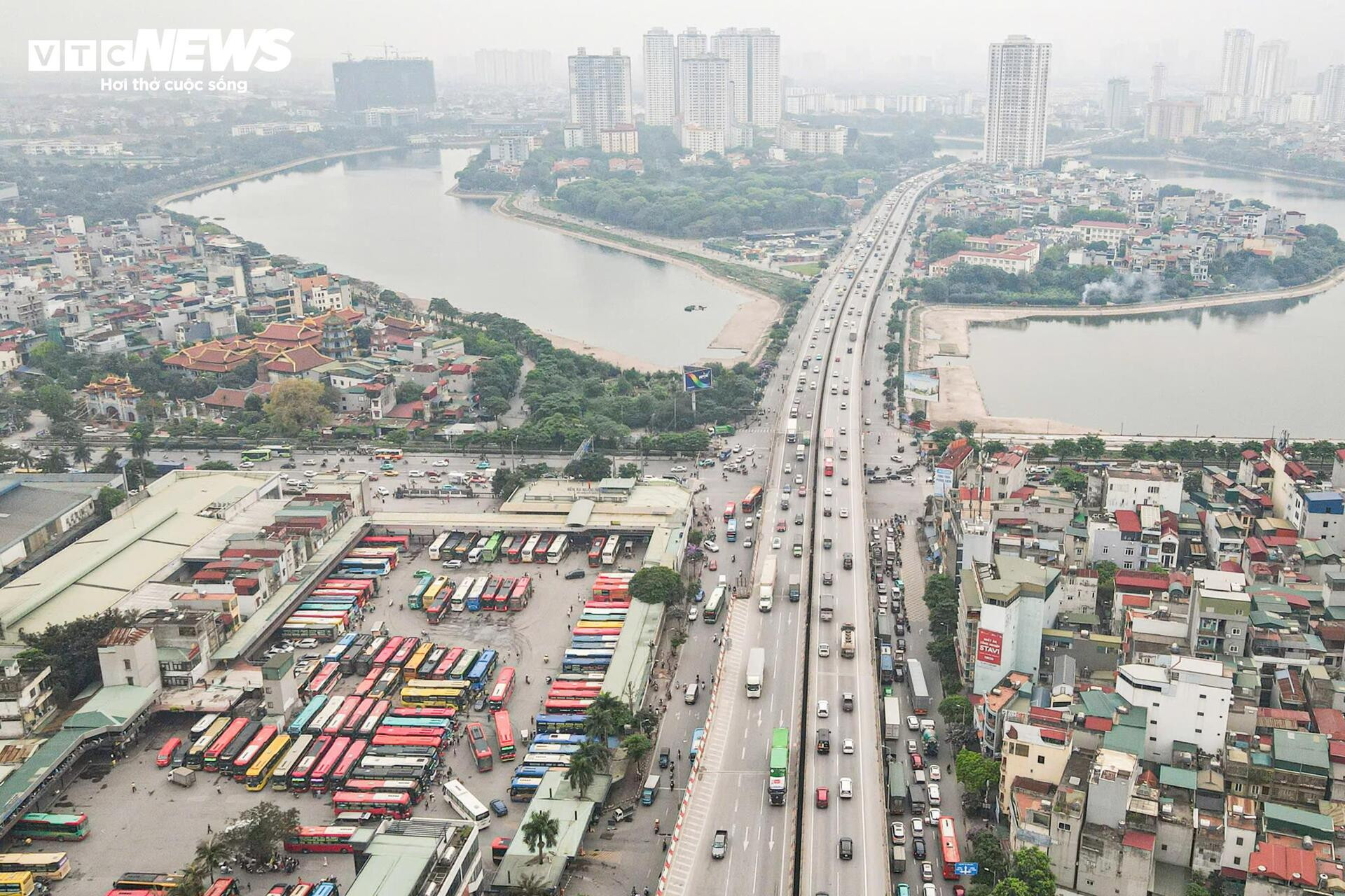 Người dân ùn ùn rời Hà Nội nghỉ lễ Giỗ Tổ, các trục cửa ngõ ùn ứ kéo dài - 9