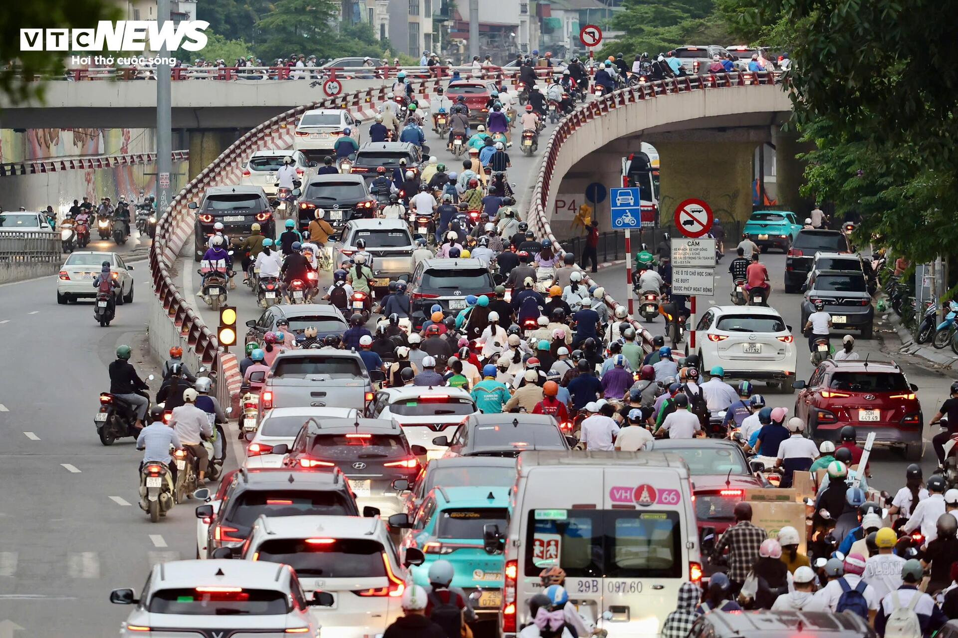 Người dân ùn ùn rời Hà Nội nghỉ lễ Giỗ Tổ, các trục cửa ngõ ùn ứ kéo dài - 7