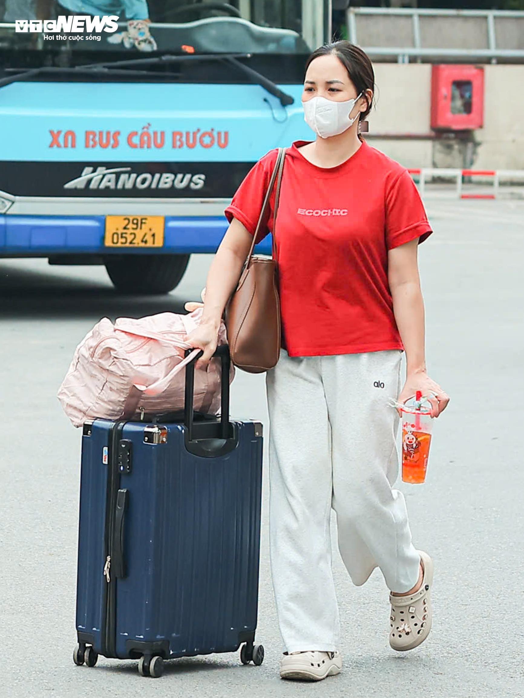 Người dân ùn ùn rời Hà Nội nghỉ lễ Giỗ Tổ, các trục cửa ngõ ùn ứ kéo dài - 13