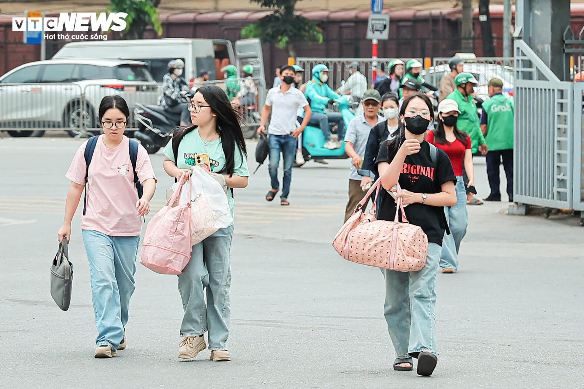 Người dân ùn ùn rời Hà Nội nghỉ lễ Giỗ Tổ, các trục cửa ngõ ùn ứ kéo dài - 12