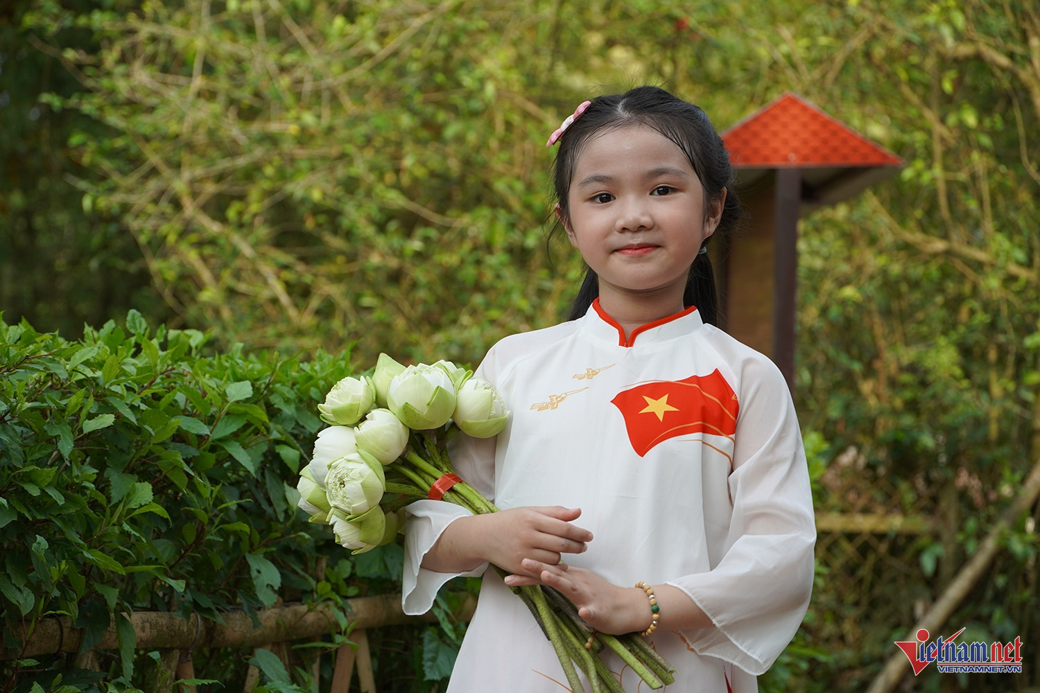 Du khách nhí mang hoa sen đến thăm quê Bác