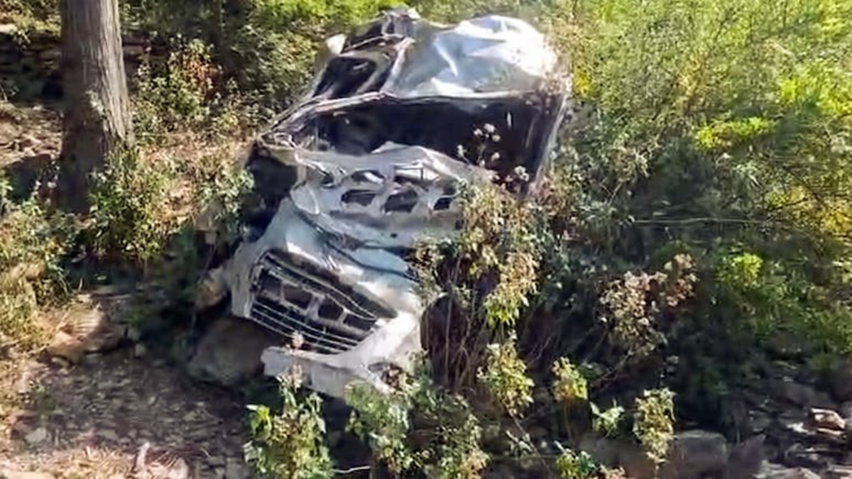 Trở về sau đám tang, xe chở khách bất ngờ lao xuống vực khiến 8 người tử vong - Ảnh 1.