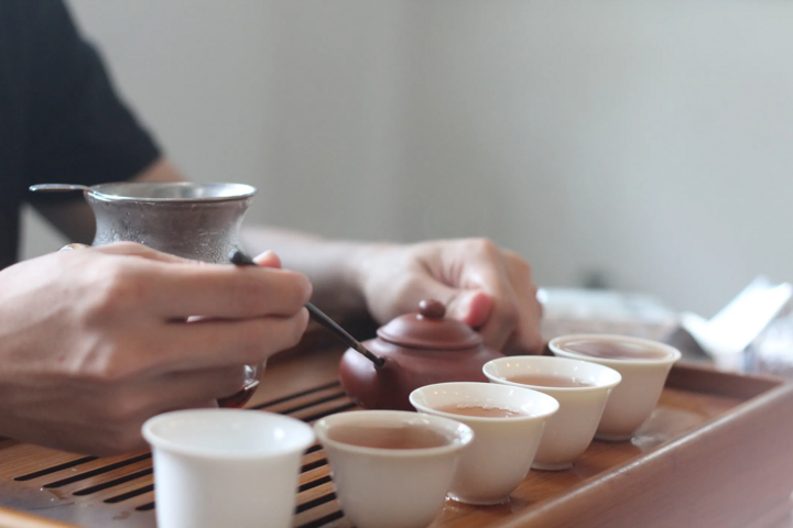 6 quy tắc vàng trên bàn trà của giới kinh doanh Trung Quốc插图3 Các ly trà trên bàn cần có sự đồng đều để kéo dài cuộc trò chuyện. (Ảnh: Sohu)