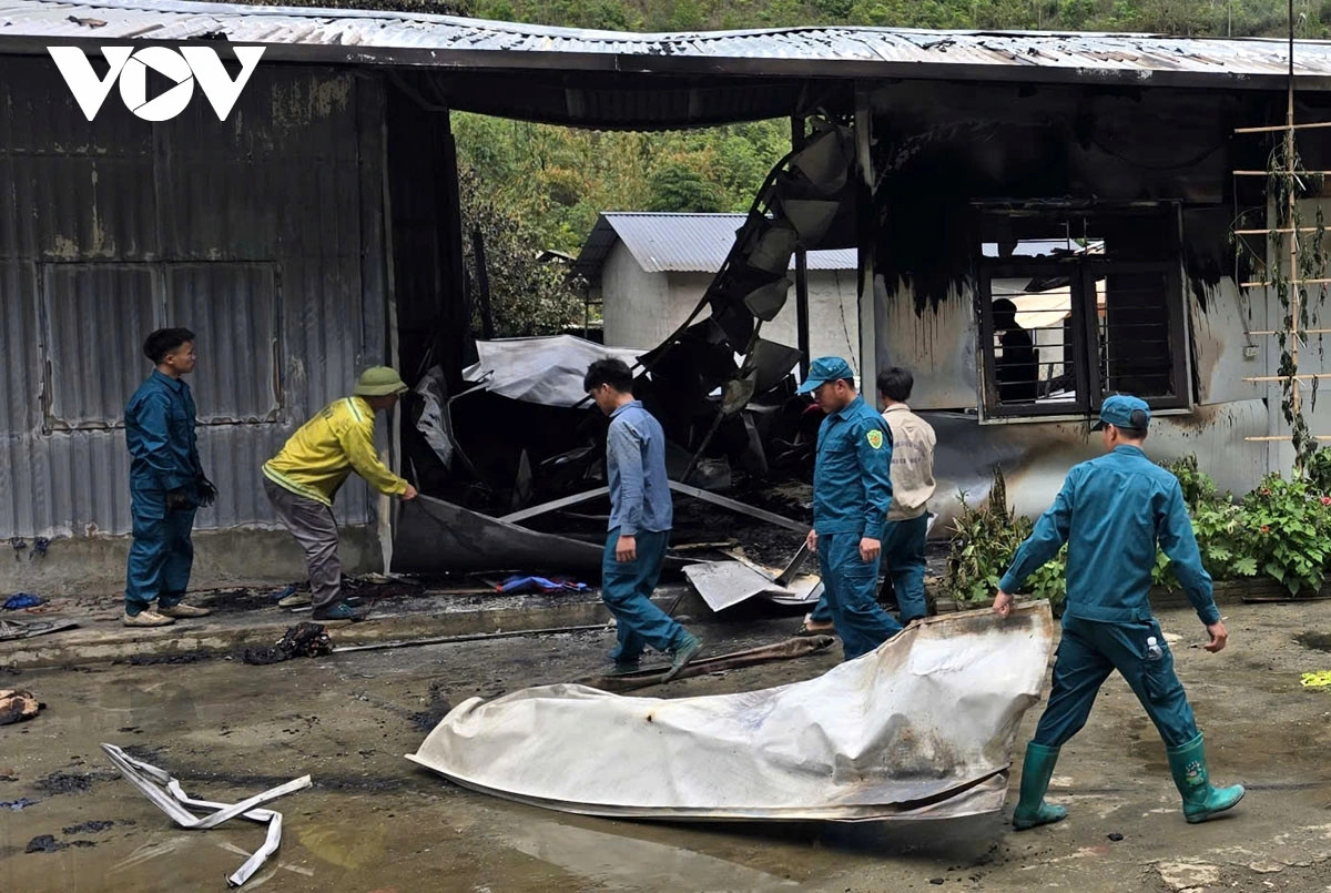 chay nha trong dem o lai chau, 3 tre nho tu vong thuong tam hinh anh 2